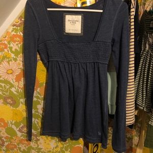 Abercrombie and Fitch baby doll long sleeve shirt! Fits like a S/M